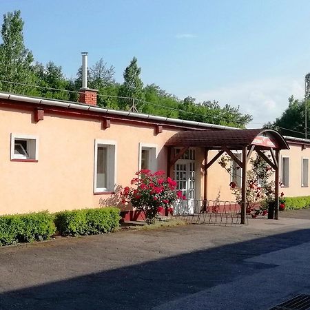 Апартаменты Collingo Belvarosi Szallas Казинцбарцика Экстерьер фото