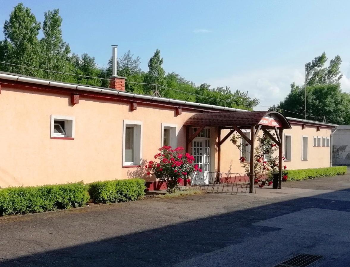 Апартаменты Collingo Belvarosi Szallas Казинцбарцика Экстерьер фото